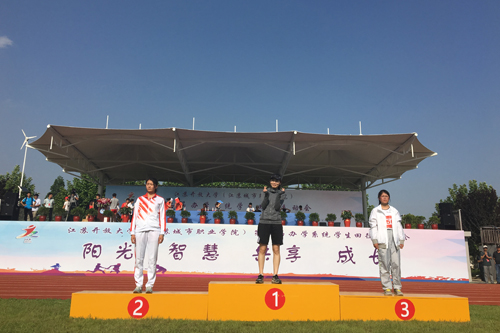杨娟领奖照.JPG